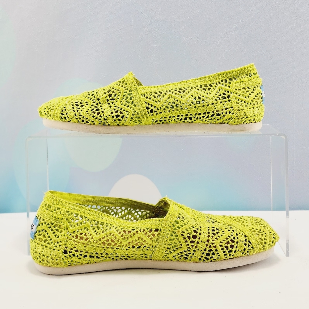 TOMS – Flat slip-ons, crochet design, lime green, size W 5.5